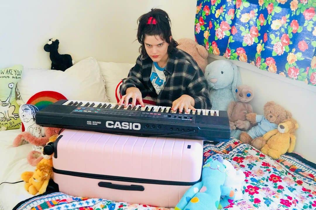 ソーコさんのインスタグラム写真 - (ソーコInstagram)「This is probably the biggest crowd I’ve played for in a long time... 🧸🌈🎤🎹 I miss playing shows, I miss being on tour, I miss living out of my suitcase ( this pink @away one is my fave! )  I miss the van, the venues, the smell, the hugs.. I even miss loading up and packing and unpacking every single day... Until then, I’ll be here playing secret shows for Indigo’s toys.  #travelaway #ad」2月5日 6時20分 - sokothecat