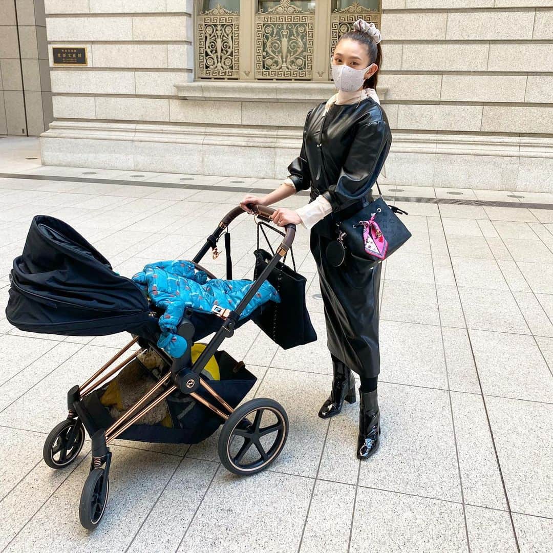 DJ JUICYのインスタグラム：「ママになって、自分の持ち物がスっごく減った事に気づいた😅👜  元々PG(パーティーガールね😆笑)🍾💃🎉  だった時からバックは小さめだったけど...👛  今は、グロス、ファンデーション、ハンカチ、ティッシュ、財布、👛  グロスとファンデなんて、一応持って出るけど、、、お出かけ中一度も使ってない事が多い...😅  メイク時間も7分💦 マツエクもしてない💦 アイラインだけ💦  マスクあるしイイか〜って😷💦  マスク生活に頼る😅💦  改めて自分の変化に気づいた一日でした💁🏻‍♀️🧚‍♀️  #新米ママ #産後4ヶ月 #息子 #あかちゃんのいる生活  #バッグの中身  #マスク #変化」