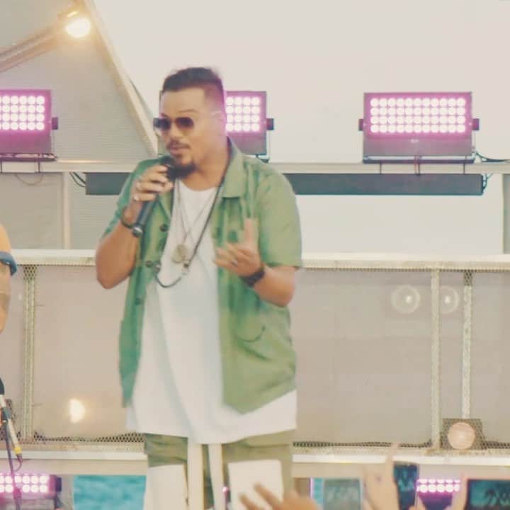 Sorriso Marotoのインスタグラム：「Falta pouco pro A.M.A - volume 04! 🙌🏽 Anota aí: 00:01 nos apps de música e 12:00 vídeo de EU TOPO no @youtubebrasil.   #SorrisoMarotoAMA」