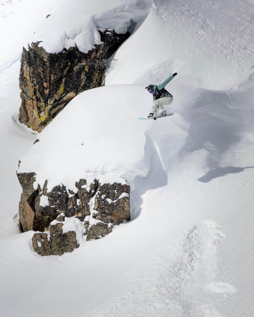 アナログクロージングさんのインスタグラム写真 - (アナログクロージングInstagram)「@naturalselection Update: #BurtonTeam riders @ben_ferguson, @zoisynnott, @markmcmorris & @mikkel_bang won their individual match ups and will advance into day 2.  Weather window update coming soon. 📷: @blattphoto」2月5日 6時29分 - burtonsnowboards