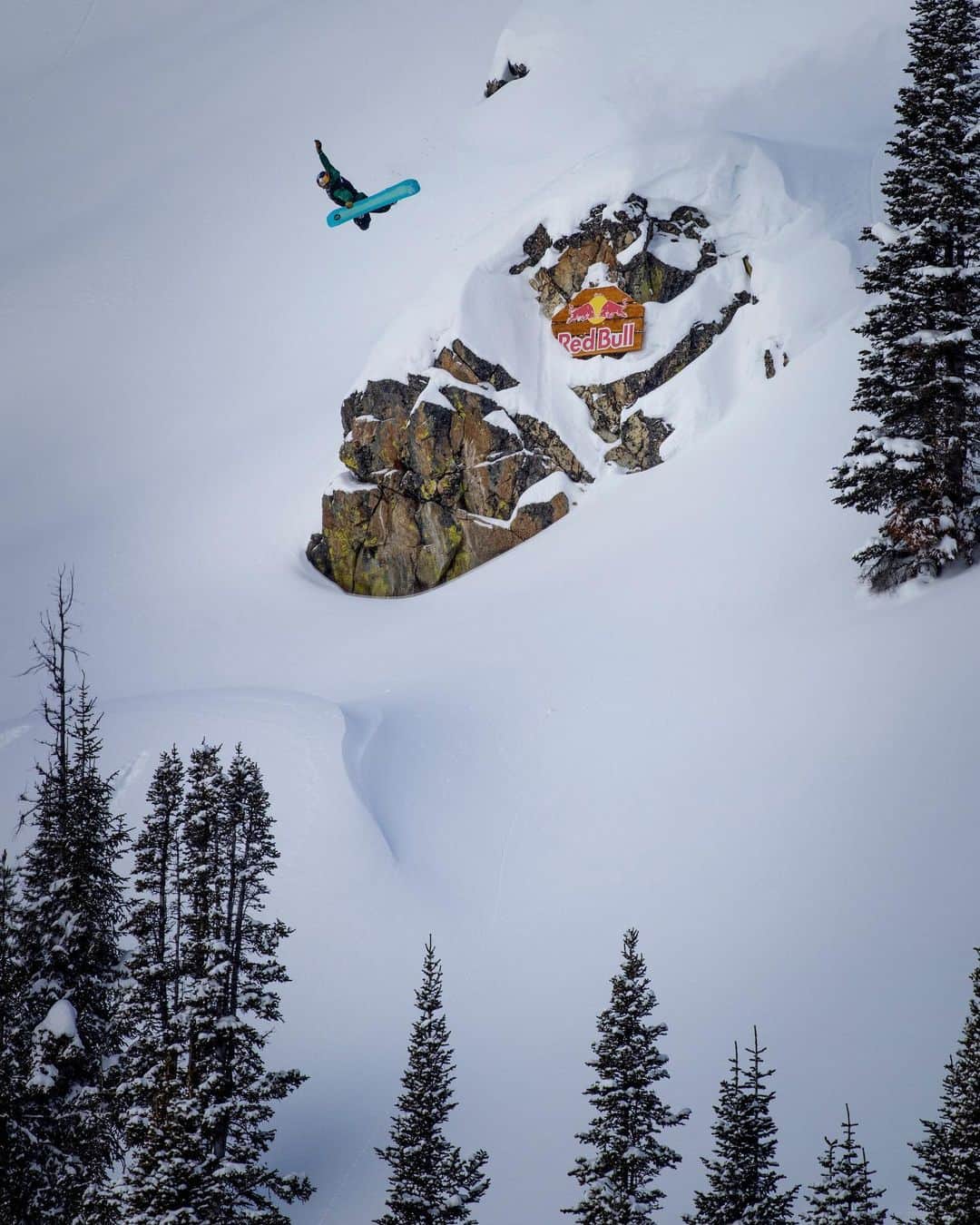 アナログクロージングのインスタグラム：「@naturalselection Update: #BurtonTeam riders @ben_ferguson, @zoisynnott, @markmcmorris & @mikkel_bang won their individual match ups and will advance into day 2.  Weather window update coming soon. 📷: @blattphoto」