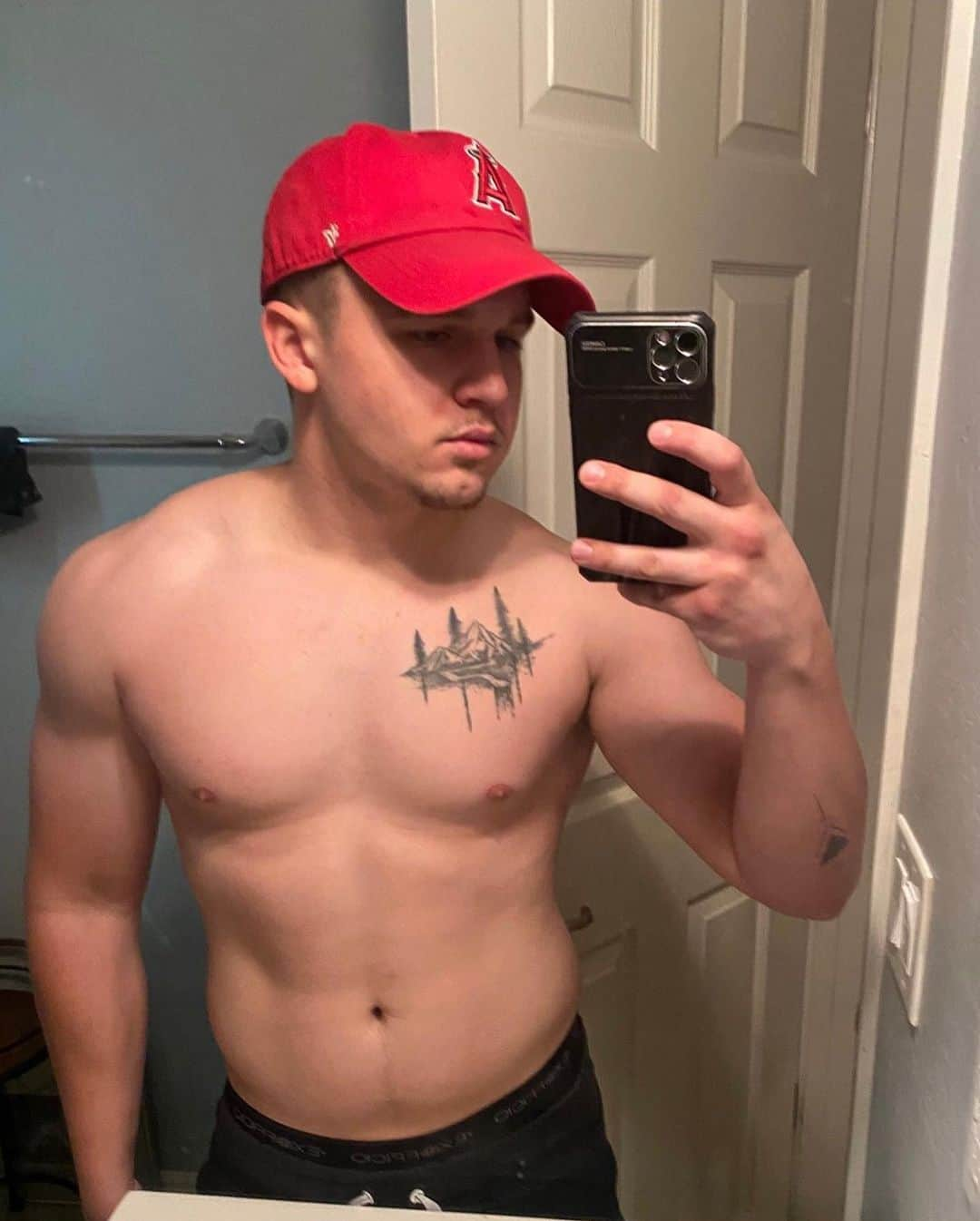 ギャビン・マッキントッシュのインスタグラム：「Haven’t posted a progress photo for a long time because I WASNT progressing. I was going downhill super fast. Found myself falling into a negative mindset and being all around ungrateful as fuck! Not caring for myself like I should, just being a slob. Not just physically. I’m not shaming the few pounds of fat. Im emphasizing the lifestyle I was living. Didn’t like who I was. And not singularly because of my body image. That was just one of the side effects of giving up on myself.  Fuck self destructive habits, I’m starting to listen to what my mind and body are telling me. This is only the beginning. I’ll try and keep you updated. It’ll help me stay on track as well. Hope this motivates some of you 🤙🏼」