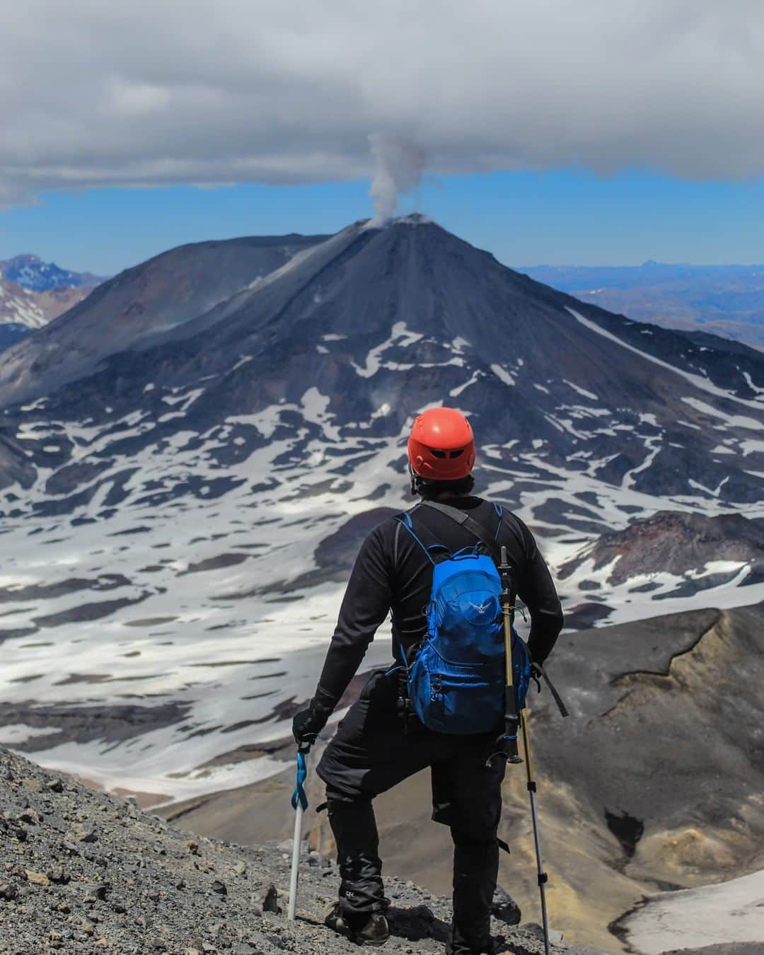 オスプレーのインスタグラム：「“The climb speaks to our character, but the view, I think, to our souls.” - Lori Lansens 📷 by @caminantito  Featured pack from the DayLid from the Aether/Ariel Series #ospreypacks」