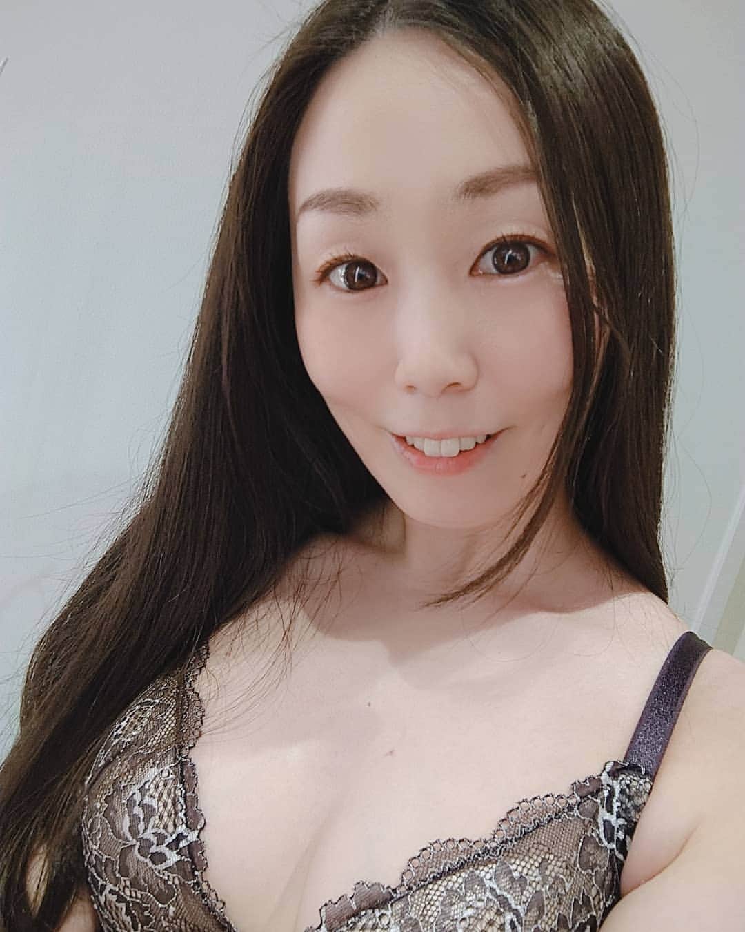 のインスタグラム：「最近のお気に入り😍 ブラ＆デザインショーツ＆ガーターベルト💕 可愛いだけじゃなくて、着心地抜群だから 色違いも欲しいんだよね〜（´-`）.｡oO  #インポートランジェリー #ANNEBRA #MyANNEBRA #下着大好き #ランジェリー大好き  日本のランジェリーは基本オーダーメイド購入 既製品のだと、ワコール系サルートでサイズは #D65 ANNEBRAはインポートランジェリーなのでアンダーサイズが１番低くて70なので #D70 か デザインによっては #C70   そういえばお洋服アップデートしてないから #外出用のお洋服がない 🤣  #悠木あやね #AyaneYuki #YukiAyane #유우키아야네 #カプセルエージェンシー #capsuleagency #AV女優 #セクシー女優 #アダルト女優 #女優 #モデル #asiangirls #asiandoll #asianbeauty #asiansexy #japanese #japanesegirl #japanesegirls #model #nudemodel #fashionstyle」