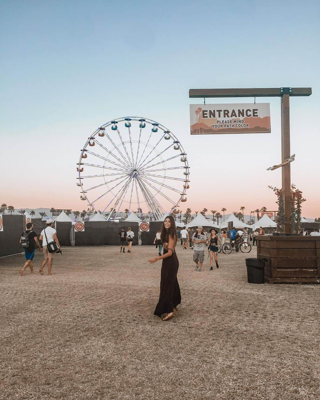 リンダ・モルセッリのインスタグラム：「- DESERT TRIP 🏜 2016 -  Il Festival più bello ed incredibile di sempre .  Non sono mai stata al Coachella Music Festival, ma nella stessa valle nel 2016, fu organizzato per un solo ed esclusivo anno il Desert Trip, denominato anche “Old-chella”, perché sul palco non c’erano giovani musicisti, cantanti o dj... ma c’erano LORO, o meglio, coloro che hanno creato la storia della musica rock. Grata di esserci stata.   Mancano momenti simili, manca ballare e cantare tutti insieme sotto le stelle.   Ma tranquilli, vi porto con me ... ed eccovi qui alcuni dei video di quelle serate ! ... buon ascolto!  ( Rolling Stones, Paul McCartney, Neil Young, Roger Waters, Bob Dylan , The Who.) #tb #oldchella #deserttrip @deserttripindio」