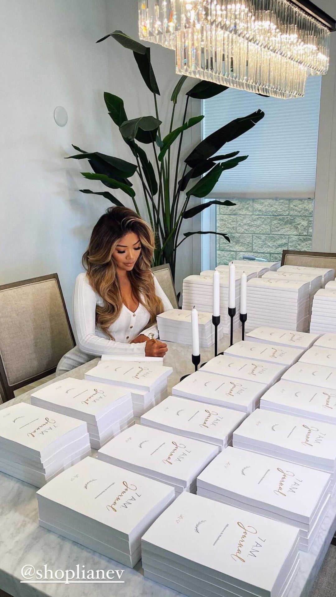 リアン Vのインスタグラム：「My @shoplianev 7 A.M. journals are now available for pre-sale! I want to make sure everyone has a chance to purchase a signed copy! 🤍 Love you all so much! 😘」