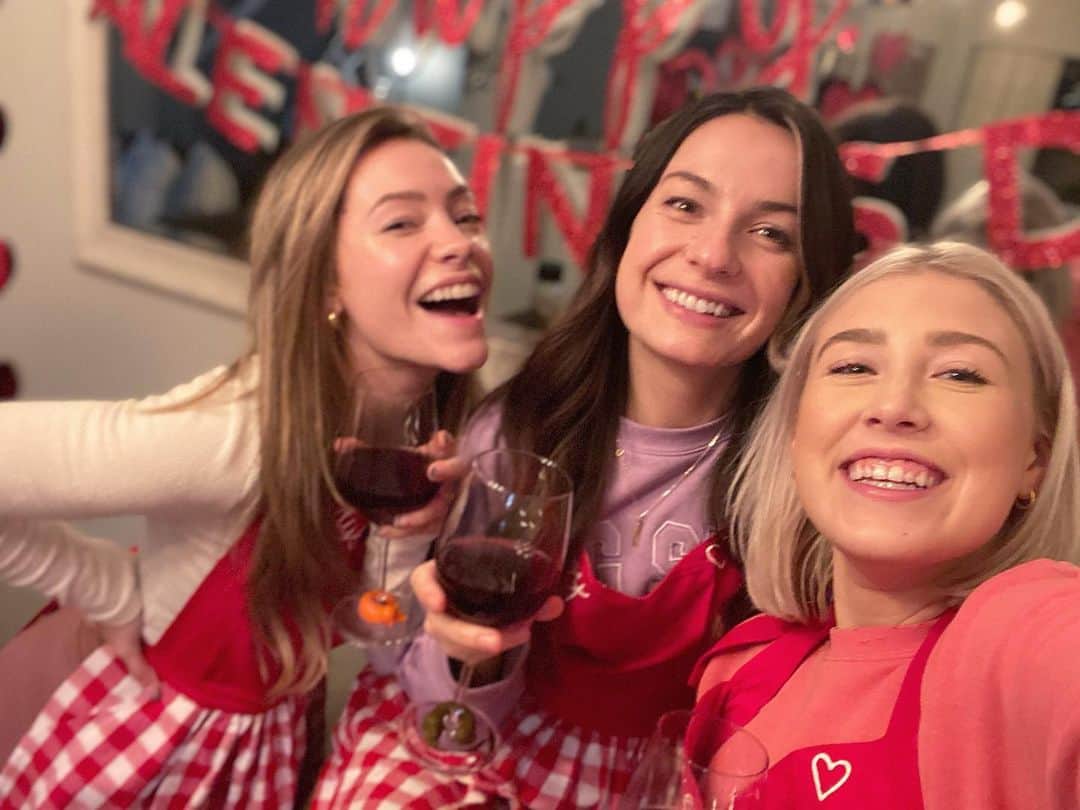 Maddie & Taeのインスタグラム：「Galentines photo dump 🌹🥰」