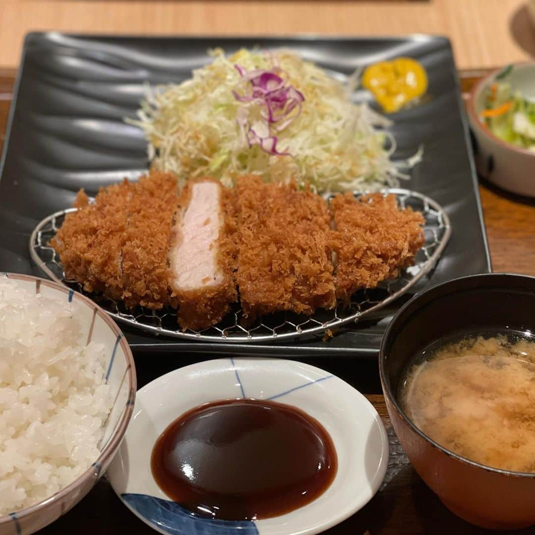 水木一郎さんのインスタグラム写真 - (水木一郎Instagram)「ロースカツ定食。ご飯、味噌汁、キャベツおかわり自由とは言え、食い盛りの歳でもないし、せいぜいキャベツとシジミの味噌汁は一度のおかわりでもう十分。ご馳走さまだZ! #ロースカツ定食  #両端がジューシーで好き #水木一郎」2月5日 7時01分 - ichiromizuki