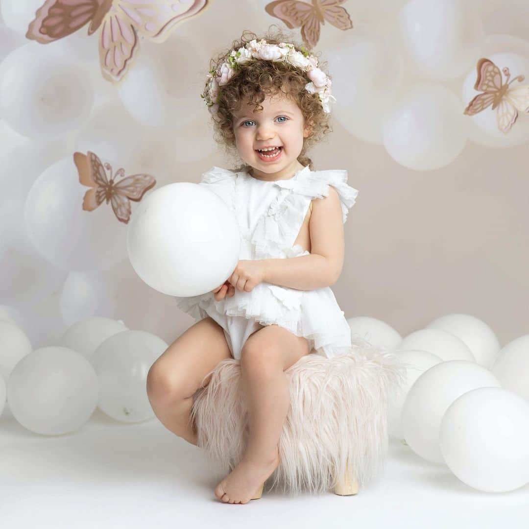 メリッサ・モリナロのインスタグラム：「Can you believe our babygirl is 2yrs old?!!! You guys have been here from the start we love you all so much. Thank you for all your sweet Bday wishes. London's beautiful fits from @willowmintprops @babyblissprops Special thanks to untie Patty @patty.othon for capturing these beautiful moments. Love you 🤍」