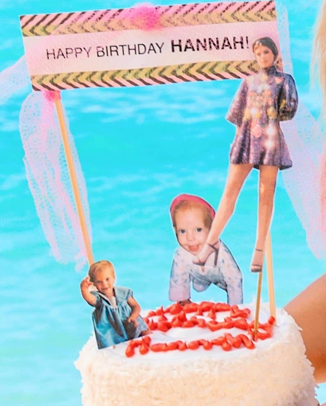 Hannah Stockingさんのインスタグラム写真 - (Hannah StockingInstagram)「ITS MY BIRTHDAY! 🥺🤍 THANK YOU FOR ALL YOUR LOVE & SUPPORT! 👑」2月5日 7時24分 - hannahstocking