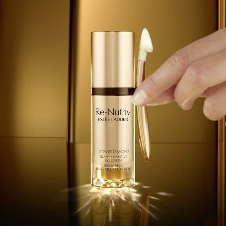エスティローダーのインスタグラム：「Power of attraction: this cooling ceramic wand magnetically adheres to your #ReNutriv Ultimate Diamond Eye Serum bottle so you’re never without its silky-smooth formula or magically de-puffing wand. #ExtraordinaryBeauty」