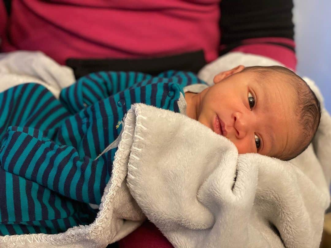 中鉢明子のインスタグラム：「The baby’s Angel Kiss went away already.  The mother’s painful memory of childbirth will “probably” go away, too 😉👍✨#NaturalBirth #HomeBirth いきんだ時にできたと言われた赤ちゃんの“がんばり” #エンジェルキス はいつの間に消えました。母の痛かった出産の記憶もおそらく消えるのでしょうね💪😚 #自然分娩 #自宅出産 #第三子 #新生児 #生後10日 #海外子育て #ニューヨーク」