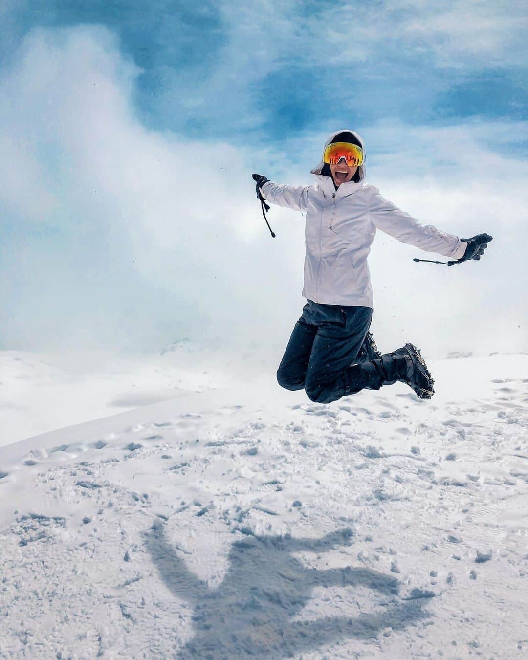 ラライン・シャーのインスタグラム：「Following my joy and reaching the peak of it! 🤗  Siapa lagi disini yang suka mendaki?🏔   Share di comment ya 😊  #thistimelastyear」
