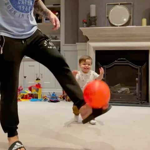 のインスタグラム：「😍le encanta pelota ⚽️👨‍👧‍👦」