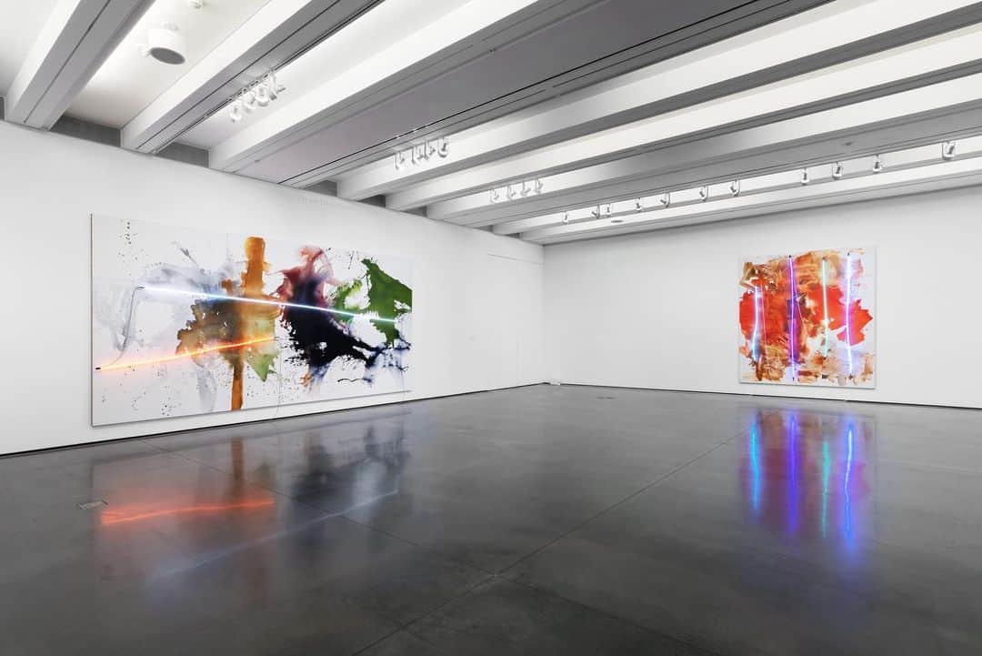のインスタグラム：「Mary Weatherford's exhibition "Neon Paintings" is on view at Aspen Art Museum, Colorado, through May 2. This show examines pivotal pieces from the last decade of Weatherford’s work, with a particular focus on her neon paintings. The artist began to incorporate neon tubing into her work in 2012 after driving around the California city of Bakersfield, where she was struck by the neon signage—both illuminated and burnt out—on bars, shops, and old factories. Weatherford’s neons arc over thin veils of color, illuminating her canvases even as they act as their own expressive marks.  A recent episode of Gagosian Premieres celebrates Weatherford's London exhibition “Train Yards”. Follow the link in our bio to watch. __________ #MaryWeatherford #Gagosian @maryweatherford @aspenartmuseum Installation views, "Mary Weatherford: Neon Paintings," Aspen Art Museum, Colorado, December 18, 2020–May 2, 2021. Artwork © Mary Weatherford. Photo: Carter Seddon」