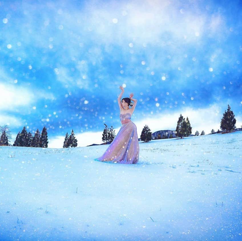 舘林佳史のインスタグラム：「❄️雪のプリンセス❄️ 一面の銀世界✨﻿ リアルアナ雪ですね〜〜♪( ´θ｀)ノ﻿ ポーズカッチョい〜〜(*^◯^*)﻿ ﻿ ༚┈❁┈༚༝༝༚┈❁┈༚༝༝༚┈❁┈༚༝༝༚┈❁┈ ༚༝༝༚┈❁┈﻿ ﻿ 誰でも物語の主人公になれる﻿ ﻿ をキャッチコピーにドラマや映画﻿ 物語のワンシーンの様なDramaticStoryPhot﻿ と言う名前で活動作品作りをしています。﻿ ﻿ 大好評のドラマティックフォトのご依頼は﻿ このクオリティーで30000円〜(ほぼ諸経費)﻿ で受け賜わっています)^o^( ﻿ ﻿ 素敵な作品を一緒に作りたい！﻿ コラボレーションしたい 美容師・メイクアップアーティストさん ・服飾デザイナーさんクリエイターさんも随時募集中です✨﻿ ﻿ お姫様になりたい👸物語の主人公になってみませんか^ ^⁉︎﻿ ﻿ たった一枚の写真で人生が変わる‼️﻿ ﻿ ✨作品作り体験モデルに興味がある方 ドラマティックフォト依頼 撮影依頼 体験モデル募集①お名前②地域③年齢④身長⑤LINE ID⑥応募理由やお問い合わせ内容⑦最近の髪型スタイルの分かる写真をDM下さい✨📩﻿ ﻿ モデル宣材撮影 コンポジ Book作り プロフィール撮影 ブライダルフォト記念撮影 衣装レンタル 成人式 着物 ドレスロケーションフォト スチール サロンモデル撮影 写真集等撮影のご依頼何でもお気軽にお問い合わせDM下さい✨📩 ﻿ ﻿ ༚┈❁┈༚༝༝༚┈❁┈༚༝༝༚┈❁┈༚༝༝༚┈❁┈ ༚༝༝༚┈❁┈ ﻿ ﻿ 【掲載モデル個撮紹介】﻿ ﻿ 掲載モデルを撮ってみたいと思った事はありませんか^ ^⁉️﻿ ﻿ 掲載モデルさんをAilinQにてご紹介出来るようになりました❣️﻿ ﻿ 個撮紹介﻿ @ailinq_studio ﻿ ✅ポートレート撮影をやってみたいけどモデルモデルが見つからない。﻿ ✅モデルと一対一でポートレート撮影したい。﻿ ✅撮影会だと撮りたい構図の写真が撮れない。﻿ ✅モデル2人でツイン撮影したい。﻿ ✅友達のカメラマンと一緒にモデルを撮りたい。﻿ ✅モデルとメイクさんを呼んで作品作りをしたい。﻿ ✅スタジオで個撮したい。﻿ ✅海や山で撮影したい。﻿ ✅水着撮影したい。﻿ ✅仕事帰りに撮影したい。﻿ ✅夜景やネオンで撮りたい。﻿ ✅フォトコンにチャレンジしたい。﻿ ✅美容院スタイリストの作品作りコンテストモデル探しや撮影をしたい。カメラマンも探している。﻿ ✅プロのフォトグラファーを 目指している。﻿ ✅プロのカメラマンと同行してもらって勉強したい。﻿ ✅自分の都合の良い日や時間に合わせて撮影がしたい。﻿ ﻿ ༚┈❁┈༚༝༝༚┈❁┈༚༝༝༚┈❁┈༚༝༝༚┈❁┈ ༚༝༝༚┈❁┈﻿ ﻿ 【掲載モデルの個人撮影依頼】﻿ ﻿ お問い合わせは以下の内容を記入しDM 📩﻿ 又はLINE下さい ID510661(舘林佳史)﻿ ﻿ お取り次ぎ致します❣️﻿ ﻿ 件名《個撮モデルお問い合わせ》﻿ ⚫︎氏名:﻿ ⚫︎年齢:﻿ ⚫︎連絡先:﻿ ⚫︎メールアドレス:﻿ ⚫︎カメラ歴: 年﻿ ⚫︎希望モデル名:﻿ ⚫︎希望日:﻿ ⚫︎希望時間:﻿ ⚫︎希望集合場所:  駅や施設名﻿ ⚫︎希望撮影地: 湘南  鎌倉 横浜 ○○公園 等﻿ ⚫︎移動手段: 徒歩  車﻿ ⚫︎希望衣装: ドレス・ロングスカート・ミニスカート・ワンピース・普段着・カジュアル・ショーパン・お任せ・着物・その他﻿ ⚫︎衣装(モデルさんに持って来て欲しい・自分で用意したい)﻿ ﻿ ﻿ ༚┈❁┈༚༝༝༚┈❁┈༚༝༝༚┈❁┈༚༝༝༚┈❁┈ ༚༝༝༚┈❁┈ ◆撮影料金﻿ ﻿ 基本撮影時間:3時間(休憩時間移動込み)﻿ 15000円﻿ ⚫︎延長:1時間ごとに5000円﻿ ﻿ ༚┈❁┈༚༝༝༚┈❁┈༚༝༝༚┈❁┈༚༝༝༚┈❁┈ ༚༝༝༚┈❁┈ . ．﻿ #雪国﻿ #アナ雪﻿ #プリンセス #プリンセスドレス #ドレス﻿ #雪﻿ #雪の女王﻿ #富士山﻿ #妖精﻿ #天使﻿ #インスタ映えスポット #観光#プリンセス#ドラマティックストーリーフォト#インスタ映え#作品作り #撮影依頼#シューティング#撮影依頼募集中 #ファインダー越しの私の世界 #写真を撮るのが好きな人と繋がりたい  #ストロビスト#ポートレート#ポートレートモデル#モデル募集#被写体#ロケーションフォト#カメラマン#フォトグラファー#東京カメラ﻿」