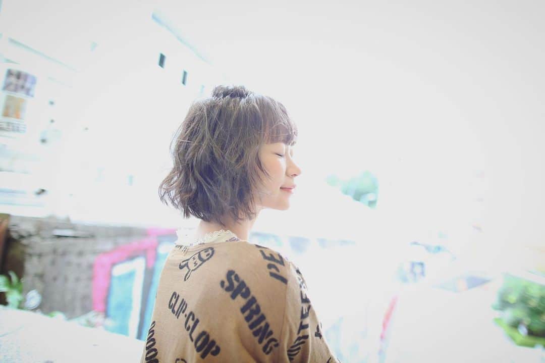 小島夕佳のインスタグラム：「おはようございます☺︎ 華の金曜日ですね 今日お仕事又は学校が終わったら何をしたいー？ わたしはコナンを見たいなって思ってます( ⚯̫ ) 新潟にいた頃は毎週アニメを楽しみにしていました みなさんも楽しいことを考えて平日ラスト頑張っていきましょ  #gm #goodmorning #friday #haveaniceday #enjoy #cinema #金曜ロードショー #名探偵コナン #真実はいつもひとつ」