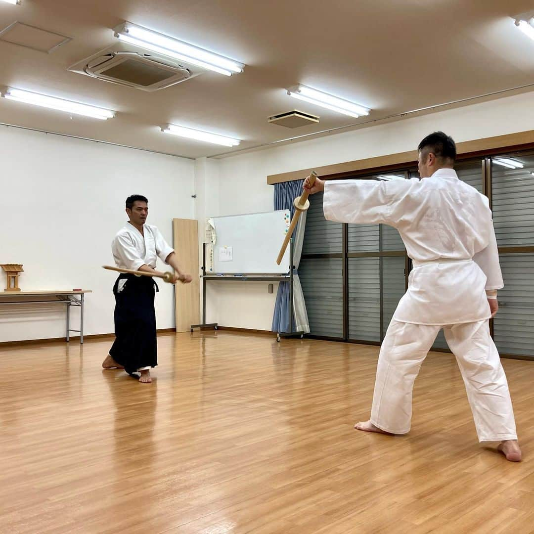 永倉由季さんのインスタグラム写真 - (永倉由季Instagram)「.﻿ .﻿ 【今年最初の武道参加】﻿ ﻿ やっとやっと﻿ 今年最初の武道の稽古に参加できました⚔﻿ ﻿ しばらくお会いしない間に﻿ みなさんが巧くなられてて﻿ ビックリして感激👏✨﻿ ﻿ 続けることの大切さを﻿ 改めて感じます﻿ ﻿ 熊野に連れて行ってくれたお陰で﻿ 訳も分からんうちに #武道 (剣術)と出逢い﻿ ﻿ 優しくて愉快な みなさんとの﻿ ご縁もできました﻿ ﻿ ﻿ #相撲 の #四股 は安定のキツさだけど笑﻿ 今年も地道に身体を鍛えます﻿ ﻿ 最後は みなさんと﻿ アイテテテのポーズ📷﻿ #真新しい武道着よく似合っていらっしゃる✨﻿ ﻿ ﻿ ✅詳しくはアメブロにて ⬇︎トップリンクより﻿ ﻿ http://ameblo.jp/naga-yuki  #武道　#剣術　#稽古　#武道好きな人と繋がりたい  #鍛錬　#ブレない　#刀剣　#木剣　#免疫力アップ  #腕パンパン」2月5日 7時30分 - yuki_nagakura67