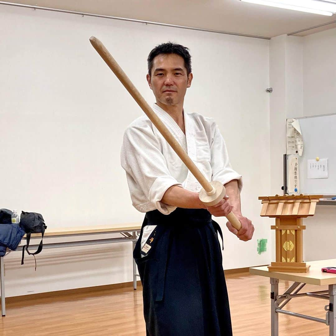 永倉由季さんのインスタグラム写真 - (永倉由季Instagram)「.﻿ .﻿ 【今年最初の武道参加】﻿ ﻿ やっとやっと﻿ 今年最初の武道の稽古に参加できました⚔﻿ ﻿ しばらくお会いしない間に﻿ みなさんが巧くなられてて﻿ ビックリして感激👏✨﻿ ﻿ 続けることの大切さを﻿ 改めて感じます﻿ ﻿ 熊野に連れて行ってくれたお陰で﻿ 訳も分からんうちに #武道 (剣術)と出逢い﻿ ﻿ 優しくて愉快な みなさんとの﻿ ご縁もできました﻿ ﻿ ﻿ #相撲 の #四股 は安定のキツさだけど笑﻿ 今年も地道に身体を鍛えます﻿ ﻿ 最後は みなさんと﻿ アイテテテのポーズ📷﻿ #真新しい武道着よく似合っていらっしゃる✨﻿ ﻿ ﻿ ✅詳しくはアメブロにて ⬇︎トップリンクより﻿ ﻿ http://ameblo.jp/naga-yuki  #武道　#剣術　#稽古　#武道好きな人と繋がりたい  #鍛錬　#ブレない　#刀剣　#木剣　#免疫力アップ  #腕パンパン」2月5日 7時30分 - yuki_nagakura67