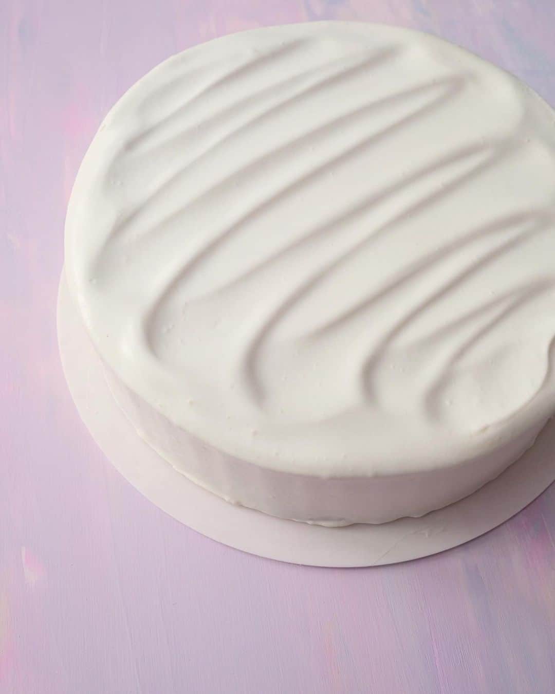 KUNIKAのインスタグラム：「☁️〰 ＷＡＶＹ 〰☁️ Vanilla sponge and strawberry and whipped cream cake.🍰  余った生クリームを使ってシンプルなショートケーキ。 回転台をまだ買ってなくて、お皿を回してナッペしました。 ロンドンではDouble creamを使うのですが、どう頑張っても日本の生クリームより圧倒的にすぐボソボソになる気がする⚡︎ 製菓学生の頃を思い出しました🤦🏻‍♀️ ただクリームの扱いが下手になってるだけ説？ Single creamで割ったら変わるかな... いろいろ試して、何か発見があったらシェアします🌛」