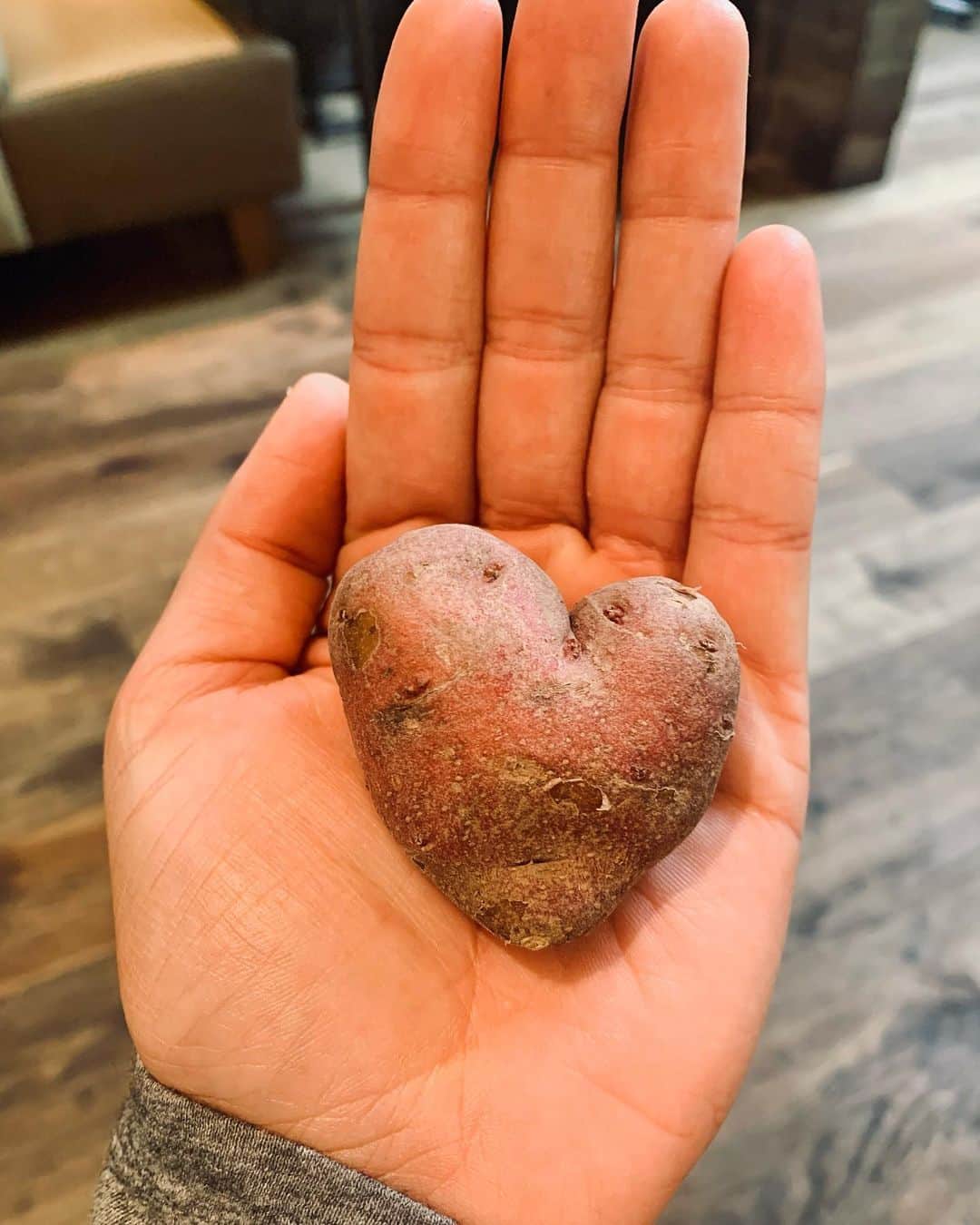 カリッサ・ムーアのインスタグラム：「Heart potato ❤️ There are little symbols of love everywhere you just have to keep your eyes and heart open ☺️ Thanks mom!」