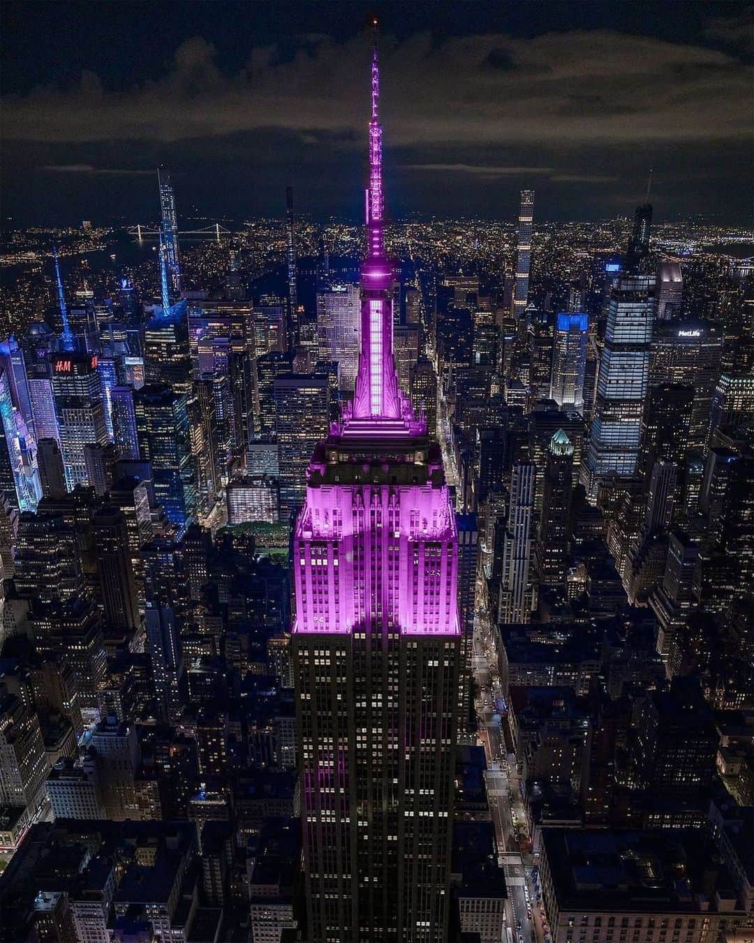 Empire State Buildingのインスタグラム：「Shining our purple lights on @worldcancerday this evening, together with the @americancancersociety.  ⠀⠀⠀⠀⠀⠀⠀⠀⠀   📷: @mattpugs #EmpireStateBuilding」