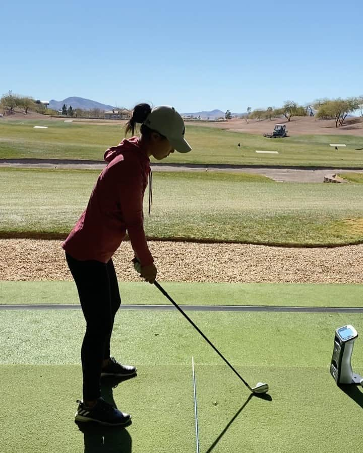 ダニエル・カングのインスタグラム：「took this 2 iron from Butch today 👊 great steal 💃 @coup4359 @titleist」