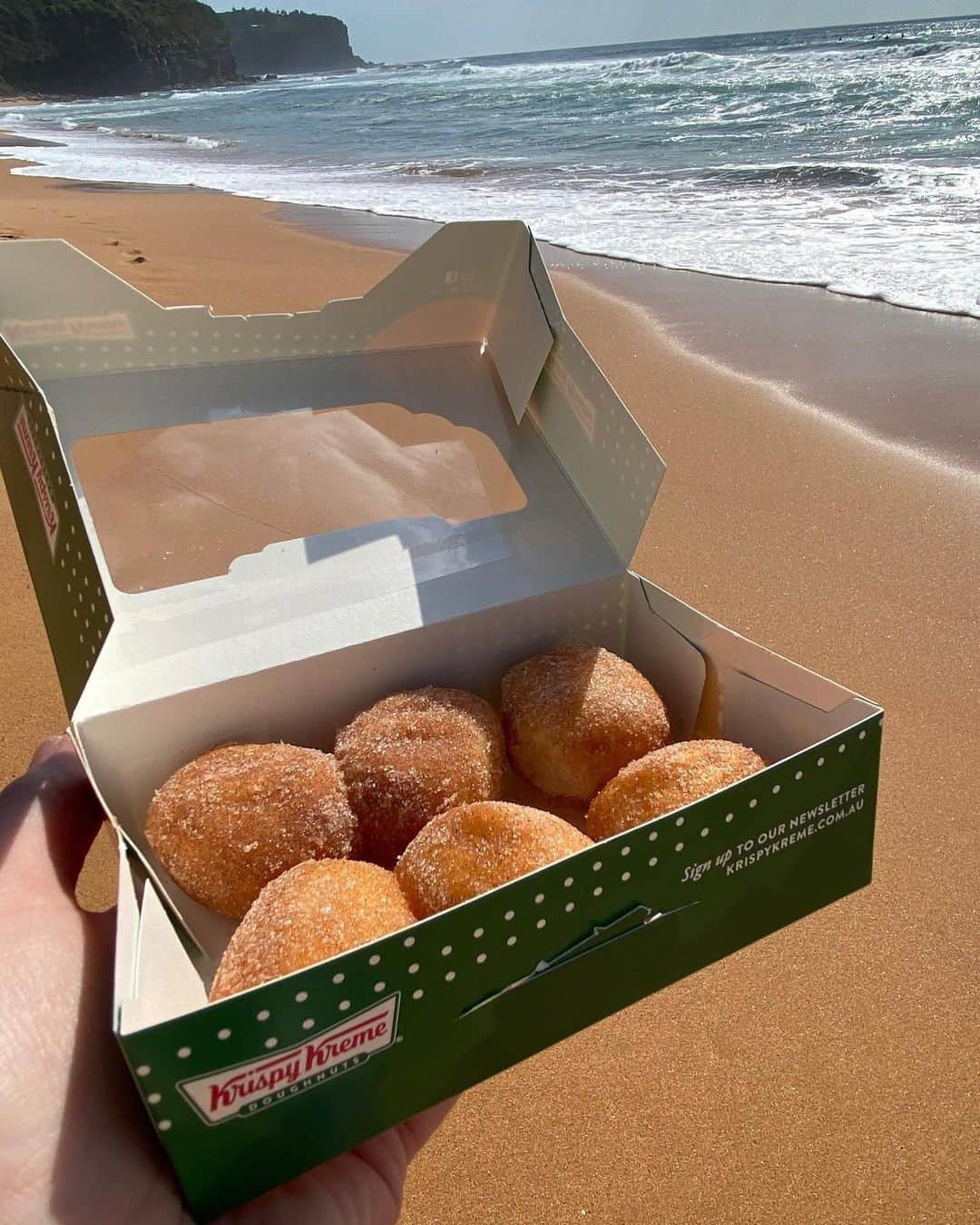 7-Eleven Australiaさんのインスタグラム写真 - (7-Eleven AustraliaInstagram)「What a way to start the day!  Krispy Kreme Cinnamon Bites and a walk along the beach, so sweet! Now available at your local #7ElevenAus. @krispykremeaustralia   📷 @sydneyfoodbites  #doughnuts #cinnamondoughnuts #cinnamon #cinnamonsugar #delicious #krispykreme #krispykremeaustralia #beach #beachwalks #goodmorning #friday #weekendishere #tasty #treats #bitesized #sweet #australia #regram」2月5日 7時45分 - 7elevenaus
