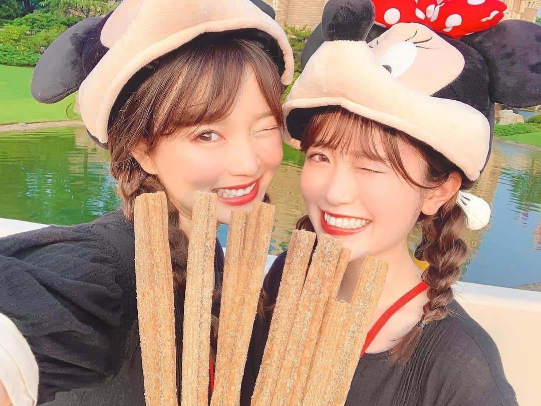 Kanaのインスタグラム：「ㅤ ㅤ 昨日投稿したインの🐭❤️ ㅤ ㅤ ㅤ もはや懐かしいこの チュロスフードファイト😋✊🏻🔥笑 ㅤ ㅤ 次かなずんでインする時は 何でチャレンジしようか ずっと考えてる🤭💭💘笑 ㅤ ㅤ ㅤ ㅤ ㅤ ㅤ ㅤ ㅤ #かなずん #kana_disney ㅤ ㅤ ㅤ #東京ディズニーリゾート #東京ディズニーランド #ディズニーランド #チュロス #ディズニーフード #パークフード #ミッキー #ミニー #ディズニーコーデ #tokyodisneyland #tdl #tokyodisneyresort #tdr #disneyfood #disneyeats #cinderellacastle #churros」
