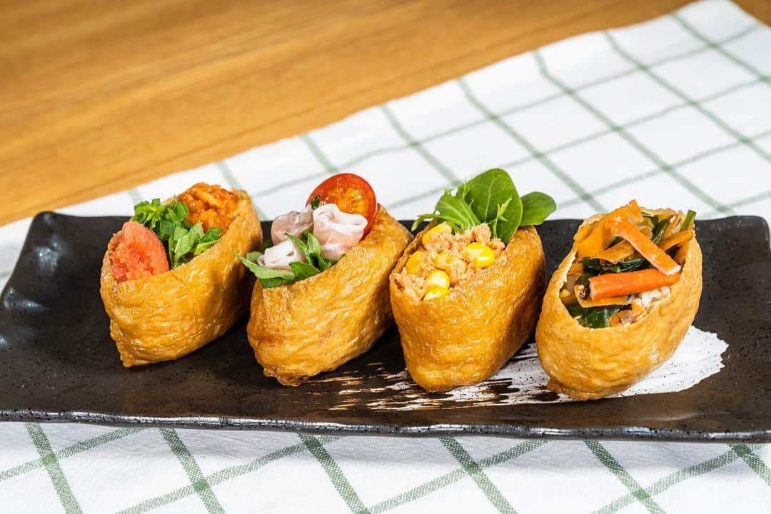 馬場裕之のインスタグラム：「いなり寿司アレンジ🍣 4種類作りました😊 お弁当にもどうぞ〜🥰 YouTubeにはBIGゲストも😜  YouTube「馬場ごはん」 にてご視聴くださいー😸 . ▷ @hiro88 ◁ ⇧⇧⇧⇧⇧⇧⇧ こちらをクリック😻  #新しい日常  #一緒にやってみよう #おうちごはん  #吉本自宅劇場  #馬場ごはん #簡単」
