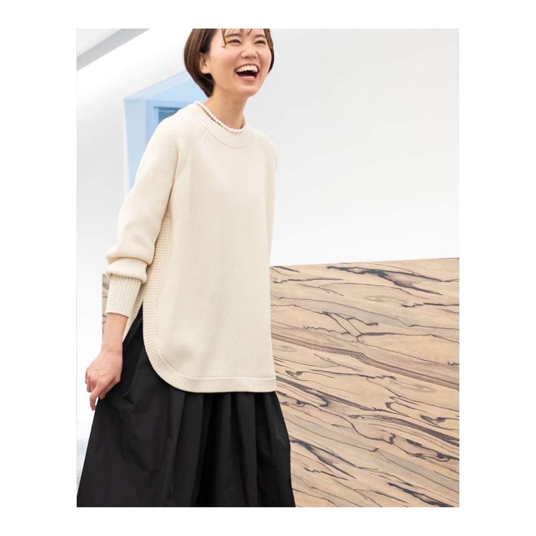 NATURAL BEAUTY BASICのインスタグラム：「春の新作が充実してきました。 オフィスワークだけでなく、テレワークなど仕事の環境も以前に比べ幅広くなっている今、着回し力のある優秀アイテムを厳選して、春のクローゼットを整えたい…。  2月のInstagramでは、NATURAL BEAUTY BASICスタッフが厳選したアイテムの着回しコーデをご紹介します♪  2/5 fri - ラウンドヘムニット  ラウンドヘムニットの着回しコーデ♪ リラックスな着心地はMUST、でも手抜きコーデだって思われたくない！ お仕事服は毎日のこと、テレワーク切り替えで出勤が減っているとはいえ、オフィスに出るときは手を抜けない…。 ゴムでリラクシーなはき心地のタフタスカートに、ラウンドヘムニットをあわせてみました。 ネックラインにパールをプラスすれば、簡単なのにきちんと見え♪  次回はタフタスカートの着回しをご紹介します。  Credit ★印：着用カラー  ラウンドヘムニット 1170270 ￥7,150 tax in Color:オフ★/ベージュ/ミント Size:M  タフタスカート 1120175　￥8,250 tax in Color:ブラック★/オフ/ブルー Size:S/M  パールネックレス　1192001 ￥2,750 tax in Color:ホワイト★  #ナチュラルビューティーベーシック #NATURALBEAUTYBASIC #略してNBBです #NBB #NBBコーデ  #NBBスタッフ着回しコーデ #着回しコーディネート #お仕事スタイル #お仕事コーディネート #シンプルコーディネート #大人シンプルコーデ #大人カジュアルスタイル #リラックススタイル #ラウンドヘムニット #タフタスカート #次回はスカートの着回し #158cm #今日のコーデ #明日のコーデ #2021February」