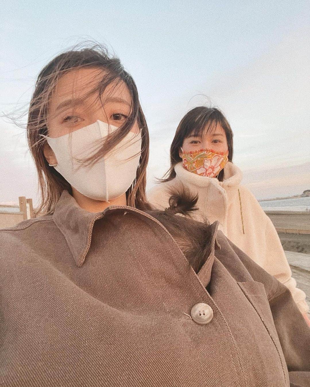 馬詰まほのインスタグラム：「髪の毛なびかれすぎだけど気にしない✌🏾 最近会えてて嬉しいね☻💚@achaaaan_cks」