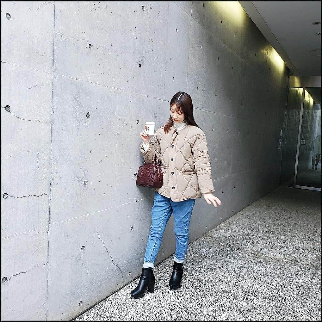 のインスタグラム：「. 今日のコーデ！ タグ付けしてます🥕🥕  outer：@u_dresser  tops：@uniqlo  pants：@evris_official  boots：@grl_official  bag：@giannichiarini_jp」
