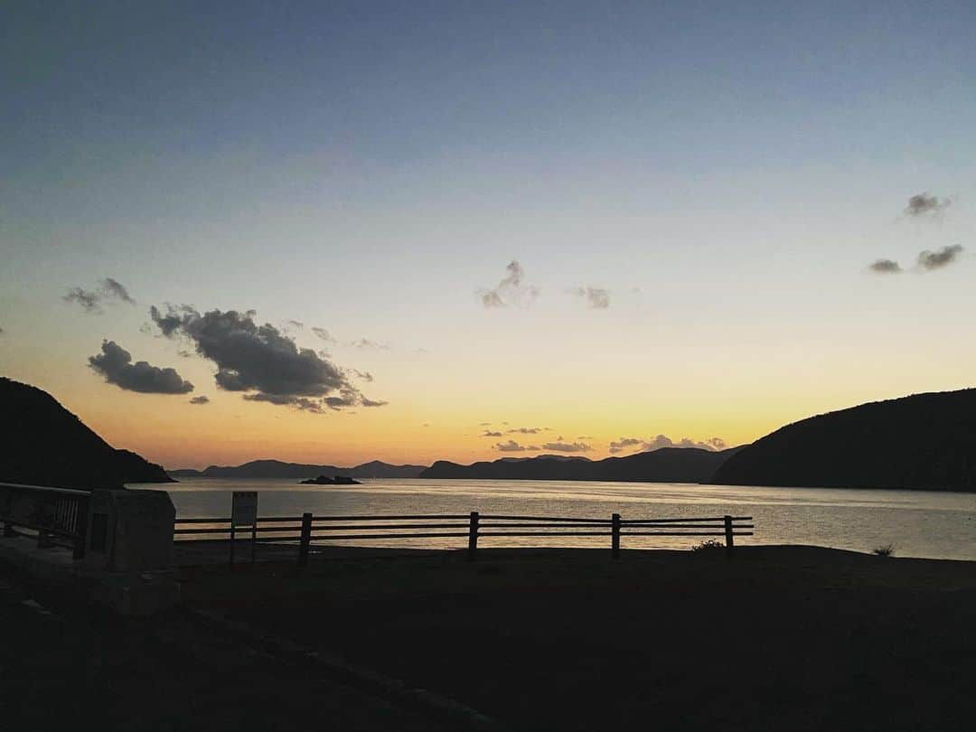 三谷晶子のインスタグラム：「Today's sunset.  #加計呂麻島 #kakeroma  #kakermajima #kakeromaisland #island #islandlife #islandvibes  #islandpics  #islandmovie  #islandgirldiaries  #islandphotography #beach #beachlife  #beachlifestyle  #beachgirlforlife #japan_of_insta  #japan_photo  #sea #ocean #sunset #しま旅love  #しま旅loveフォトキャンペーン」