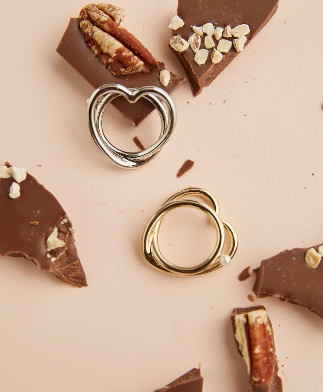 ファーファーのインスタグラム：「【EDIT】 issue.95 SWEET VALENTINE  バレンタインの季節には この時期ならではの 甘いアクセサリーを身につけたい。  FURFURでは定番のハートモチーフを 可憐に仕立てたシリーズがラインナップ。  大人がつけやすいデザインのアクセサリーで、 スウィートな気分をぜひ堪能して。  ring ¥7,000＋tax  キャッチーなハートの形のリングで華奢な指先を演出。 恋人や友人へのギフトにも最適です。  @furfur_official @furfur_official_staff  #FURFUR #ファーファー」