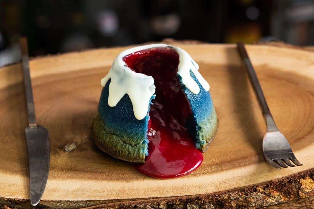 チョコレートカカオのインスタグラム：「I made fondant chocolates with the image of Mt.FUJI. ∴∵ゞ(´ω`*)♪  How to make Fondant chocolate Mount Fuji フォンダンショコラ富士山  YouTube https://youtu.be/BhNJEZSbtvk  #Youtube #foodie #instafood #dessertporn #yummy #recipe #chocolate #dessert #チョコレート #dessertporn #cakedecorating #cakedesign #cakeart #お菓子作り #ケーキ作り #富士山 #mountfuji #フォンダンショコラ #fondantchocolat #fujiyama #rubychocolate #ルビーチョコレート #sweets #valentinesday #バレンタイン #valentine #おうちカフェ #raspberries #magma #マグマ」