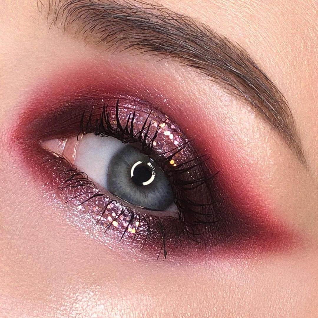 さんのインスタグラム写真 - (Instagram)「Вино при свечах 🍇 На фоне глубоких оттенков #MACEyeShadow — Werk, Werk, Werk, I’m Into It, Carbon светится глиттер #MACGlitter — Iridescent White и сверкающие тени #MACDazzleShadow — Discotheque. ⠀ MUA: @lalunamua / М•А•С ЦУМ ⠀ #MACCosmeticsRussia」2月5日 17時18分 - maccosmeticsrussia