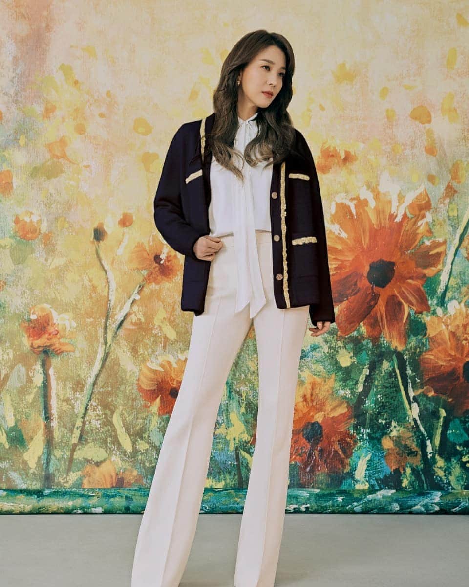 ハン・ゴウンのインスタグラム：「#라우렐 전속모델 #21ss #화보 #lottehomeshopping_fashion 오늘 조금 날이 포근했던듯 해요. 봄이 와주려나봐여. 우리 일상에도 따스한 시간들이 다시 돌아와 주길 바라며 모두들 건강하시구요~ 새해복 담뿍 받으세여~♡」