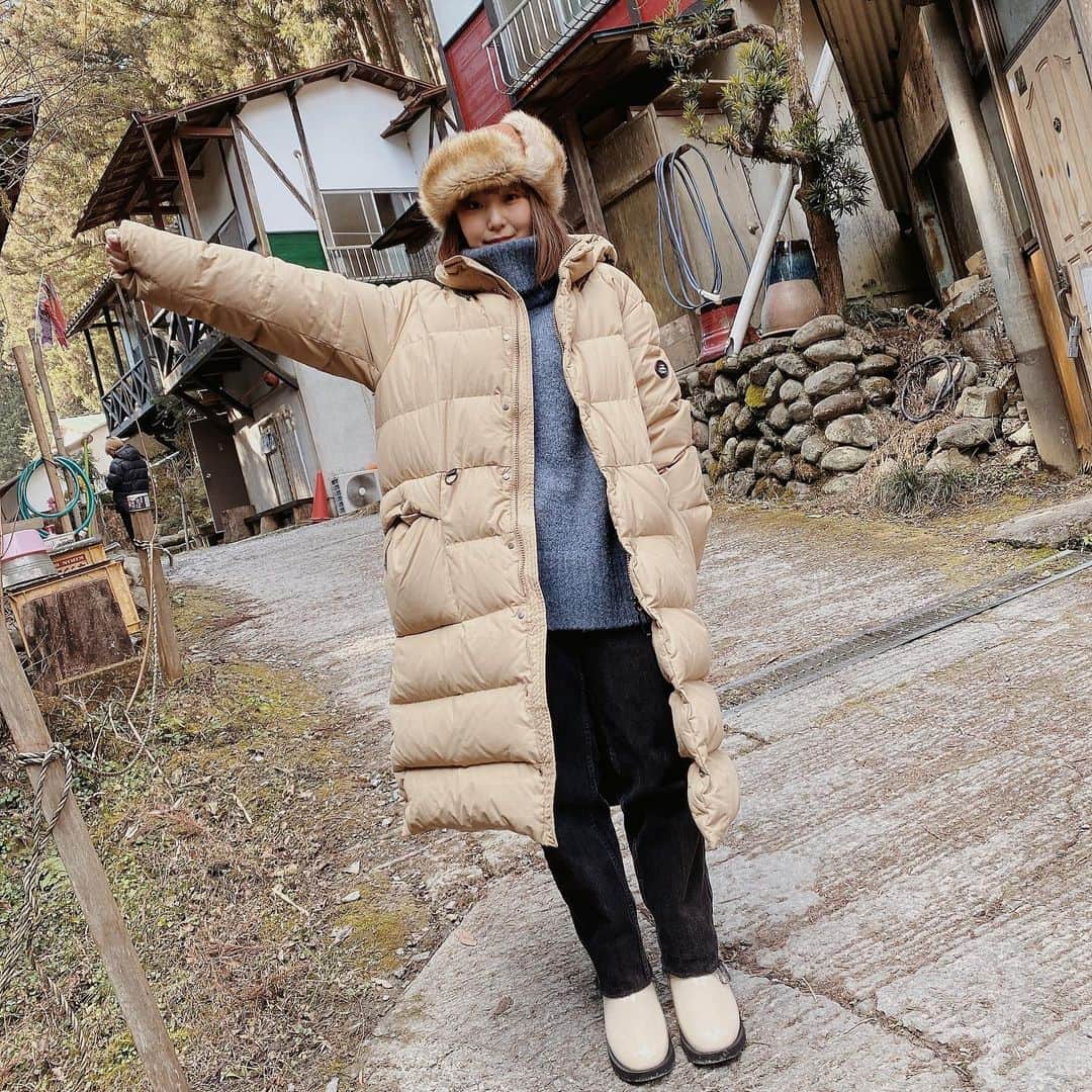 のインスタグラム：「自然の中で、自然とあるある探検隊を彷彿とさせるポーズをとっていました」