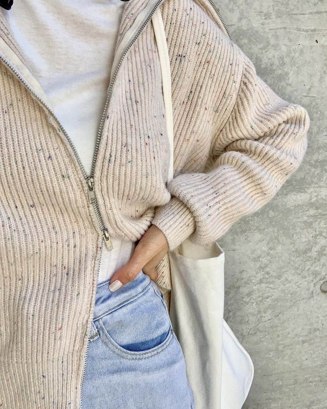 中谷愛のインスタグラム：「今日のふく🦮  4つ前の投稿に載せたpopping zip-knit. ダブルジップだから、ちらりとインナー見せて着てもかわいい。色々な着こなしが楽しめるよ。9日発売です♡  ボトムスは古着みたいなライトブルーデニム。 ちょっと前にセレクトしたデニムよりも更に淡い春色カラーのデニムパンツ👖こちらもcoming soon..！ #lit. @lit_offi」