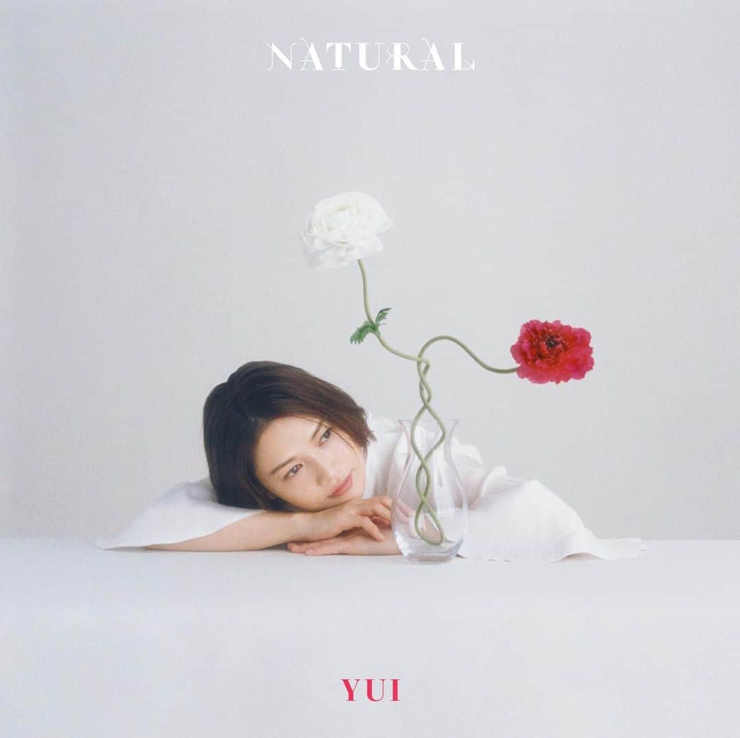 FLOWER FLOWERのインスタグラム：「★★★  YUI デビュー15周年を記念したセルフカバーミニアルバム「NATURAL」2月24日リリース決定！🎉🎉  YUI人気の6曲を、FLOWER FLOWERのメンバーとともにリアレンジし、現在のYUIが歌いなおした自然体な歌の魅力を存分に感じることができる1枚になっています。  発売まで楽しみにお待ち下さい💕  #YUI #yui #FLOWERFLOWER #NATURAL」