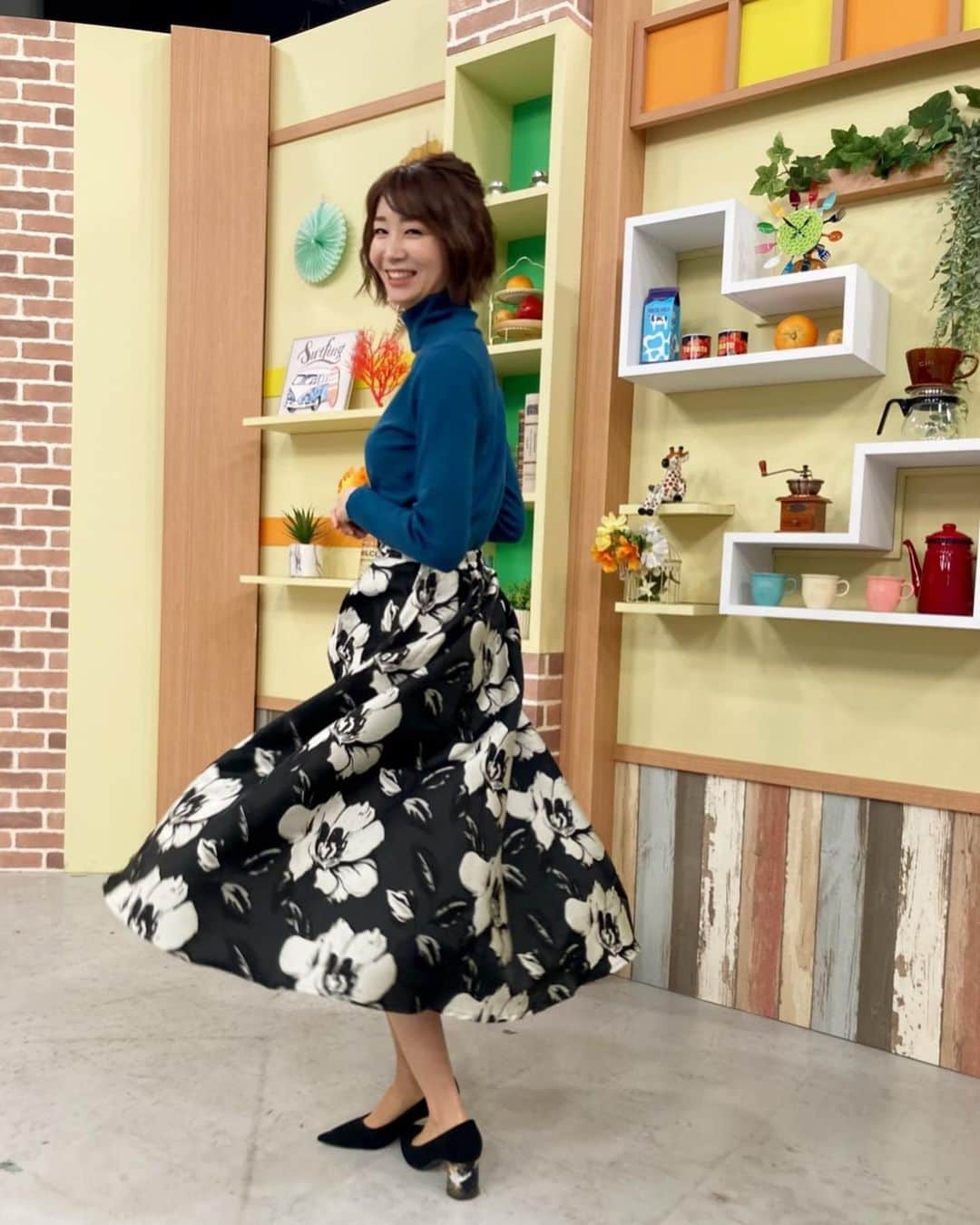村田千弥さんのインスタグラム写真 - (村田千弥Instagram)「今日のきらきん衣装🌼 @frenchpave_official さんの、#デコルテカットのネックウォームニットトップス に #ジャガードの白い花が咲くスカート を合わせています。  女性スタッフに好評だったデコルテカットトップス。流行ってるんですね。 はじめて着てみたんですが、ネックウォーム部分をかぶりたい衝動にかられました🤪 スカートは張り感とボリュームたっぷり。くるりと回るとソーシャルディスタンス取れそう。笑  #テレビ衣装 #アナウンサー衣装 #frenchpave #cawaii #ファッション #今日の服装 #今日のコーデ #きれいめコーデ #清楚コーデ #オフィスコーデ #アラサーコーデ #大人コーデ #女子アナコーデ #デコルテカットトップス  #ジャガードスカート #ボリュームスカート #花柄スカート  #スカートコーデ #ootd #fashion #kyoto #kbs京都 #きらきん」2月5日 17時14分 - chr.0429