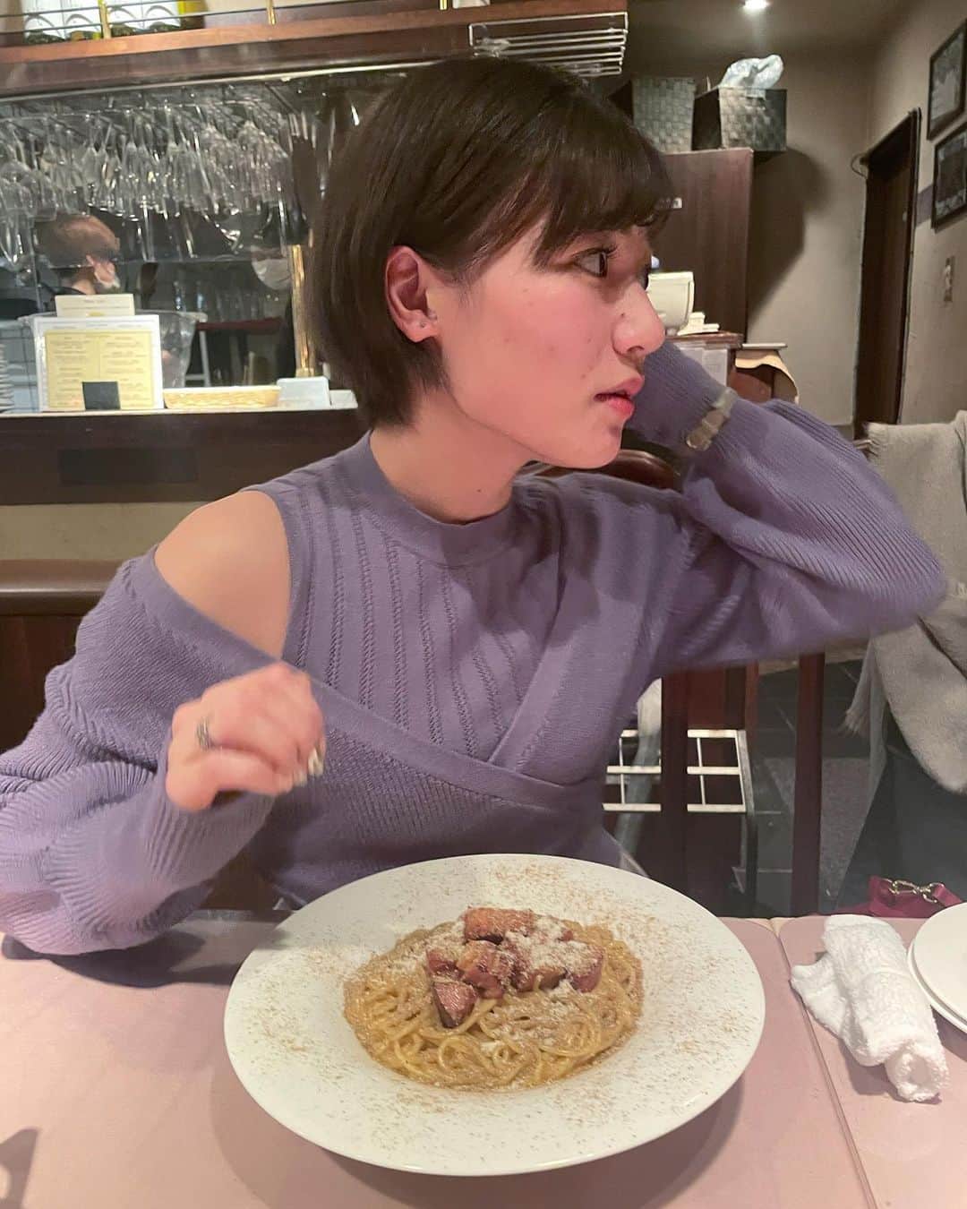 白石香のインスタグラム：「グラマーになりきれない白石  笑いすぎても変だし、アンニュイな感じも変だし、どうすりゃいいのか。 ミスコンに出てたのにも関わらず、コロナもあったし彼氏もいないしでこういう写真を撮る機会が無かったもんでねえ。 誰かからご指導いただきたいものです  この間カルボナーラ専門店HASEGAWAで山椒はたっぷりかかったカルボナーラをいただきました！！美味しかった😋😋 はせがわさんもすごい優しくて店員さんもノリが良くて楽しかった😂  #カルボナーラ専門店#HASEGAWA #カルボナーラ専門店hasegawa #飯田橋グルメ#カルボナーラ#山椒#インスタ#グラマー#グルメ#写真慣れ#パスタ#飯田橋パスタ#神楽坂グルメ #神楽坂ランチ #神楽坂」