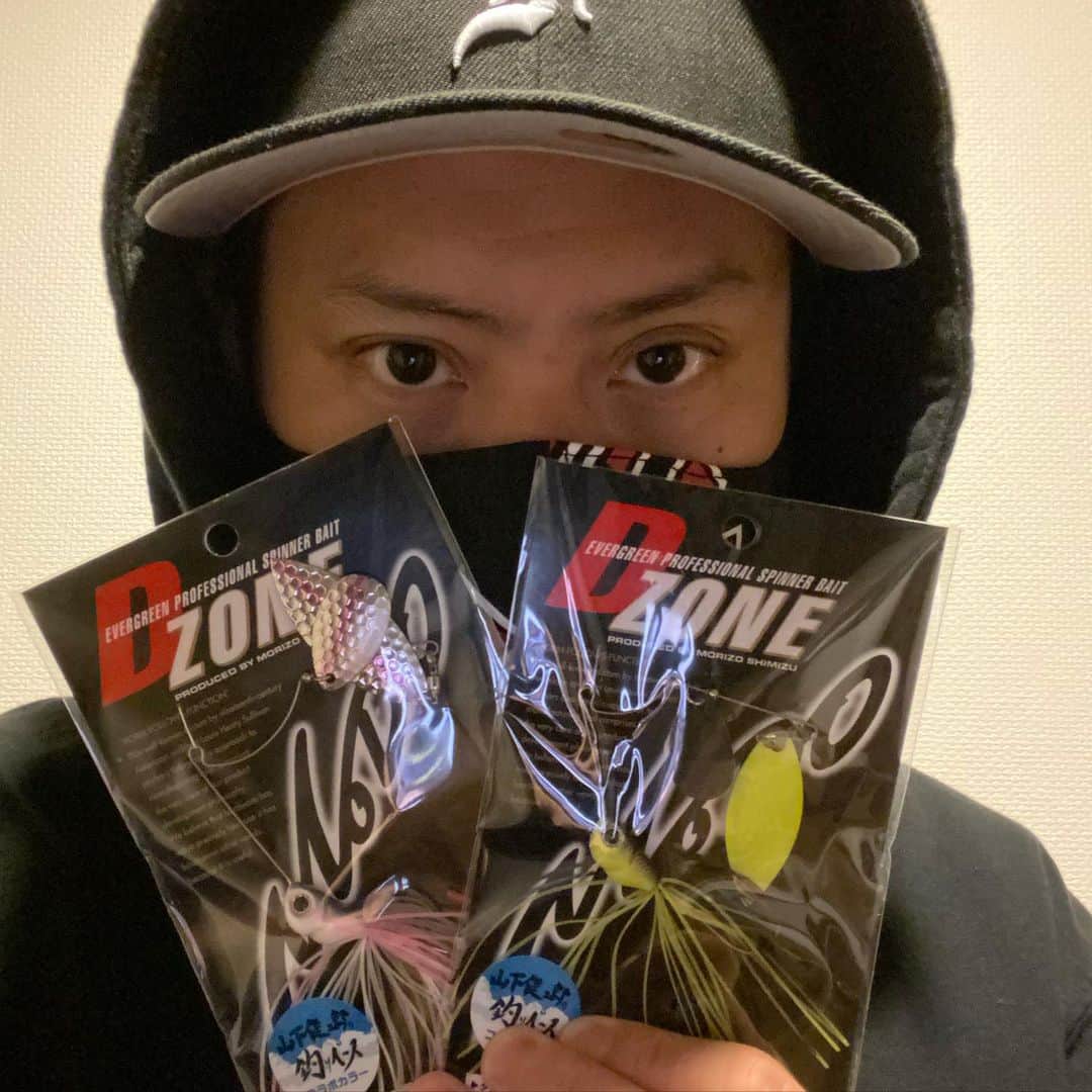 のインスタグラム：「YouTubeチャンネル、山下健二郎の釣りベース×エバーグリーンのD ZONEコラボカラー、早い店だと今日から再販してます！✌️✨ 前回買えなかった方是非ゲットしてください✌️✨🎣 YouTubeでも使用して釣れたのでそちらも合わせて見てください🎣✨🙏 #エバーグリーン #dzone #山下健二郎の釣りベース」