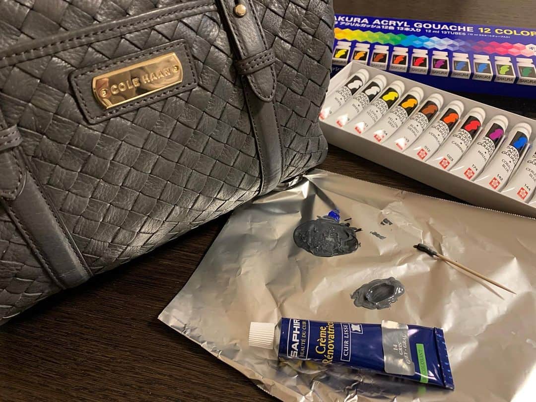 HIMIKOのインスタグラム：「今日は5年前に買った鞄の話 当時はお金も心も余裕がなかったんだけど 家族でアウトレットに買い物に行ったのよ それがすごく楽しくて嬉しくて 当時の私には高すぎるこの鞄をポンッと買っちゃったのよ それからは毎日使って底の四隅やファスナーまわりの色が剥げてしまい ここ2年くらいはまったく使ってなかったんだけど ふとあの頃の事を思い出して 大事に使ってあげようと剥げたところに 革用の着色クリームを塗って ツヤ出しスプレーで磨いて新品の輝きを取り戻したわよ！！ これは我ながらいい仕事したわぁ  beforeの写真は撮り忘れたから読んでる方はどれくらい綺麗になったかさっぱりわからんわよね！！！！   #colehaan #キレイめカジュアルコーデ #大人カジュアル #大人ファッション #大人コーデ #大人メイク #大人スタイル」