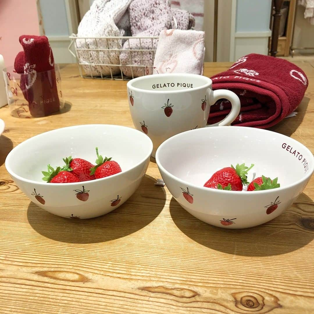 daimarusapporoさんのインスタグラム写真 - (daimarusapporoInstagram)「【今年のバレンタインはいちご柄で🍓】  "大人のデザート”がコンセプトの人気ルームウエアブランド、3階〈ジェラートピケ〉ではいちごデザインのアイテムが勢ぞろいしています。 かわいいですよね😍  いちごミルクのようなつぶつぶニットやいちご柄のサテンのルームウエア、食器やポーチ、タオル、ミラーなどいちご好きな方にはたまらないラインアップ！  今年はおうち時間をいちごアイテムで過ごしてみませんか🍓 ギフトにもおすすめです✨  ぜひ店頭でご覧下さい🍓🍓🍓 ※数に限りがございます。売り切れの際はご了承ください。  #ジェラートピケ #いちご #いちご柄 #いちごアイテム #ルームウエア #バレンタイン #大丸札幌」2月5日 17時36分 - daimarusapporo