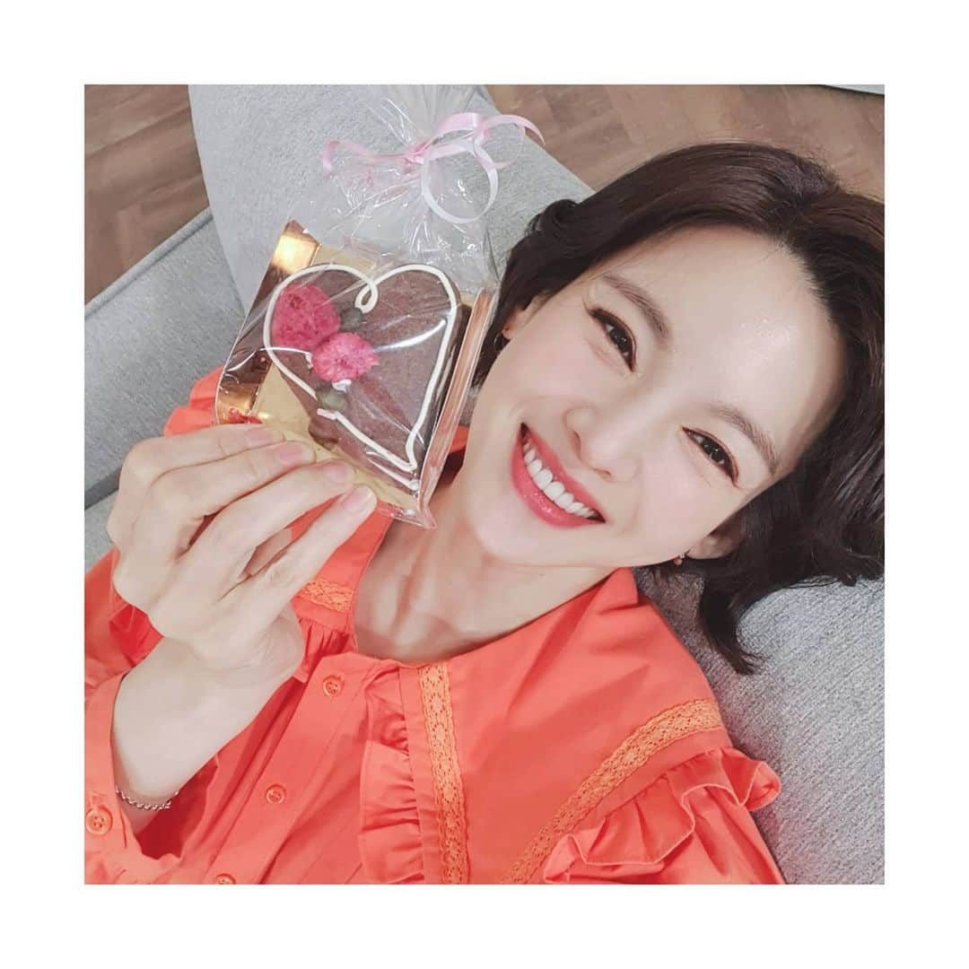 チョン・ガウンさんのインスタグラム写真 - (チョン・ガウンInstagram)「나 오늘 하트쿠키 받았땅~~~~♡♡♡ #하뚜하뚜 #터닝포인트  #♡♡♡♡」2月5日 17時28分 - jung_ka_eun