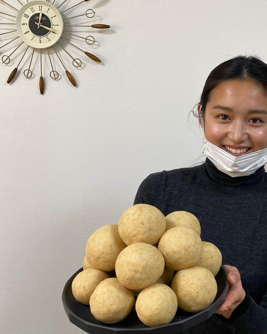 青山美郷さんのインスタグラム写真 - (青山美郷Instagram)「・ 先日、『味噌ワークショップ』に参加してきました！  日本の伝統食でもあり、身体にも多くの良い循環をもたらしてくれる味噌。 それがどのような過程でできていくのか、以前からとても興味がありました。  初めて作ってみて、自分が想像していたよりもシンプルな行程で、年齢問わず皆んなで作れてとても楽しかった。 そして、前川さんのエネルギー溢れるランチに胸が熱くなりました。  また、それぞれが持っている菌が味噌に混ざり、自分の身体の一部が混ざっているみたいで、それぞれの想いまでもそこに詰まってる感じがして、まさに"オリジナル"。 これからこの子達がどんな風に育っていくのか、ワクワクします。  周りを見渡すと、"目に見えるもの"や"ナチュラルなもの"って果たしてどれくらいあるんだろう？と考えていた時に参加できた今回のワークショップ。  日本食や菌の奥深さに触れられた一日でした。  @_m.maekawa_ さん @_pensees.tokyo_ さん ありがとうございます🤍  （写真スワイプしてみてね〜✨○がいっぱい🤍そしてキュートな子供の立ち姿を必死で撮る私。笑）  #味噌作り#味噌作りワークショップ#菌活#腸活#美腸プランナー#miso#japanesefood」2月5日 17時31分 - aoyama_misato