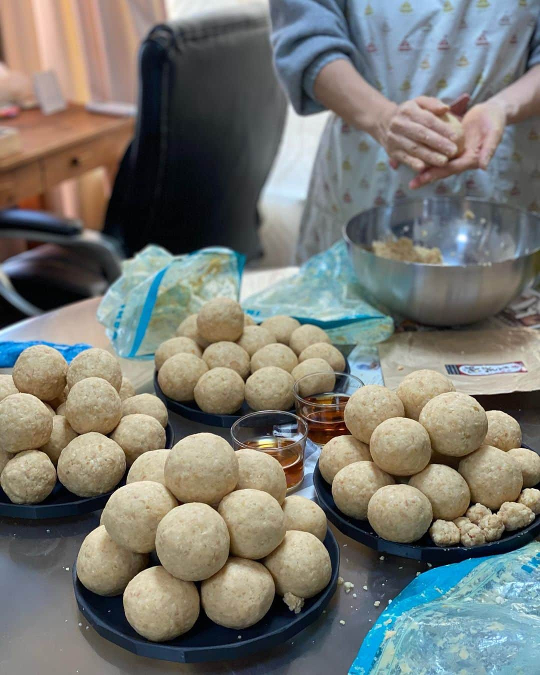 青山美郷さんのインスタグラム写真 - (青山美郷Instagram)「・ 先日、『味噌ワークショップ』に参加してきました！  日本の伝統食でもあり、身体にも多くの良い循環をもたらしてくれる味噌。 それがどのような過程でできていくのか、以前からとても興味がありました。  初めて作ってみて、自分が想像していたよりもシンプルな行程で、年齢問わず皆んなで作れてとても楽しかった。 そして、前川さんのエネルギー溢れるランチに胸が熱くなりました。  また、それぞれが持っている菌が味噌に混ざり、自分の身体の一部が混ざっているみたいで、それぞれの想いまでもそこに詰まってる感じがして、まさに"オリジナル"。 これからこの子達がどんな風に育っていくのか、ワクワクします。  周りを見渡すと、"目に見えるもの"や"ナチュラルなもの"って果たしてどれくらいあるんだろう？と考えていた時に参加できた今回のワークショップ。  日本食や菌の奥深さに触れられた一日でした。  @_m.maekawa_ さん @_pensees.tokyo_ さん ありがとうございます🤍  （写真スワイプしてみてね〜✨○がいっぱい🤍そしてキュートな子供の立ち姿を必死で撮る私。笑）  #味噌作り#味噌作りワークショップ#菌活#腸活#美腸プランナー#miso#japanesefood」2月5日 17時31分 - aoyama_misato