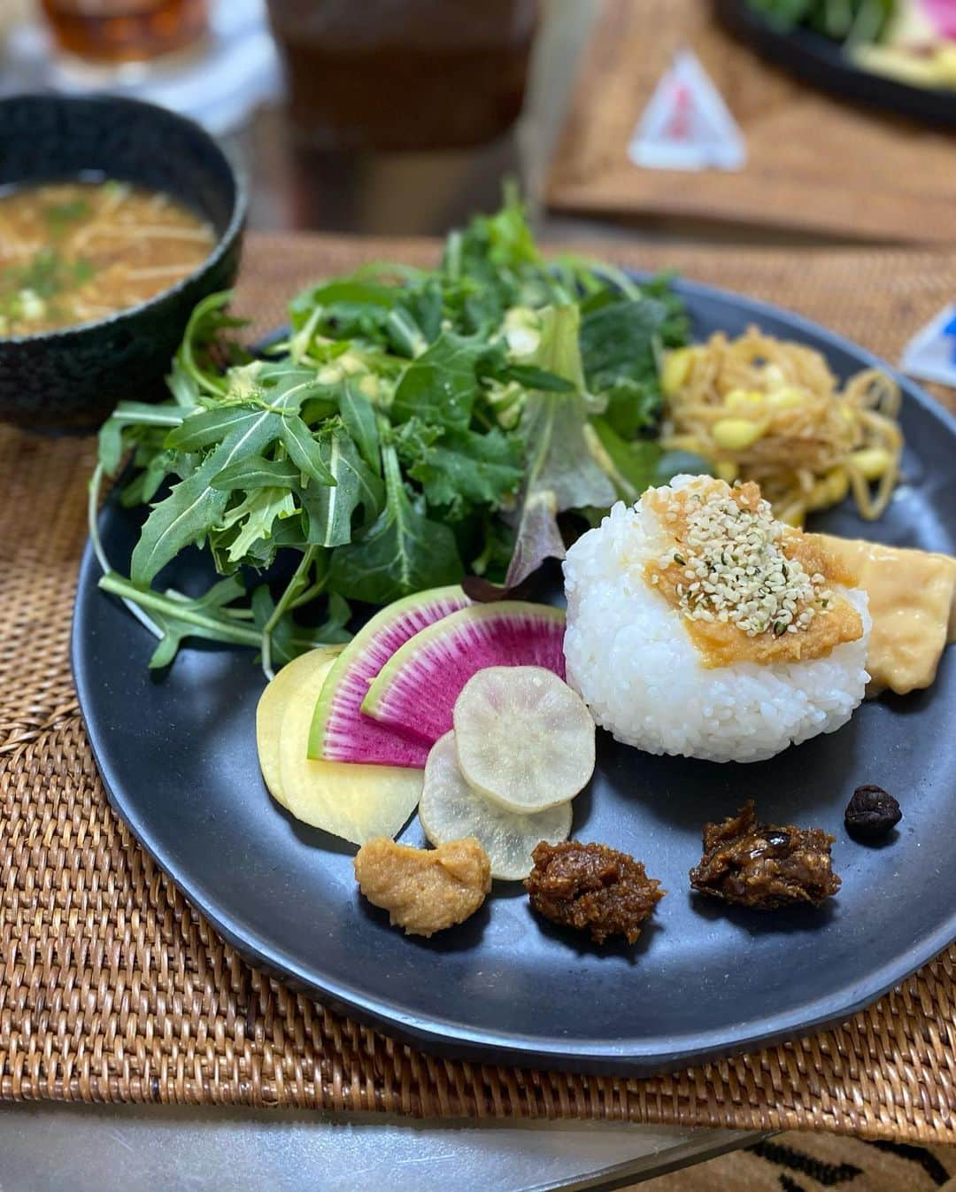 青山美郷さんのインスタグラム写真 - (青山美郷Instagram)「・ 先日、『味噌ワークショップ』に参加してきました！  日本の伝統食でもあり、身体にも多くの良い循環をもたらしてくれる味噌。 それがどのような過程でできていくのか、以前からとても興味がありました。  初めて作ってみて、自分が想像していたよりもシンプルな行程で、年齢問わず皆んなで作れてとても楽しかった。 そして、前川さんのエネルギー溢れるランチに胸が熱くなりました。  また、それぞれが持っている菌が味噌に混ざり、自分の身体の一部が混ざっているみたいで、それぞれの想いまでもそこに詰まってる感じがして、まさに"オリジナル"。 これからこの子達がどんな風に育っていくのか、ワクワクします。  周りを見渡すと、"目に見えるもの"や"ナチュラルなもの"って果たしてどれくらいあるんだろう？と考えていた時に参加できた今回のワークショップ。  日本食や菌の奥深さに触れられた一日でした。  @_m.maekawa_ さん @_pensees.tokyo_ さん ありがとうございます🤍  （写真スワイプしてみてね〜✨○がいっぱい🤍そしてキュートな子供の立ち姿を必死で撮る私。笑）  #味噌作り#味噌作りワークショップ#菌活#腸活#美腸プランナー#miso#japanesefood」2月5日 17時31分 - aoyama_misato